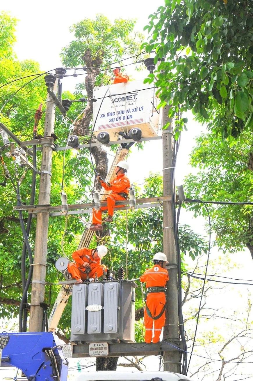 Tổng c&ocirc;ng ty Điện lực miền Trung: Cung cấp điện an to&agrave;n, li&ecirc;n tục phục vụ ph&aacute;t triển kinh tế - x&atilde; hội- Ảnh 2.
