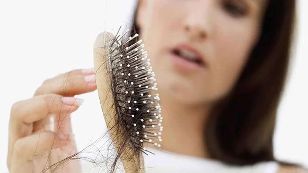 Rụng t&oacute;c nhiều c&oacute; thể l&agrave; dấu hiệu cơ thể đang thiếu những dưỡng chất quan trọng- Ảnh 1.