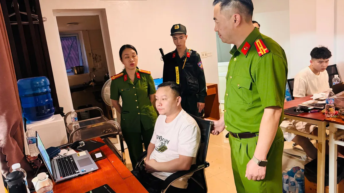 Lào Cai bắt giữ 19 người Trung Quốc lập ổ nhóm lừa đảo công nghệ cao- Ảnh 1. Lào Cai bắt giữ 19 người Trung Quốc lập ổ nhóm lừa đảo công nghệ cao- Ảnh 1.