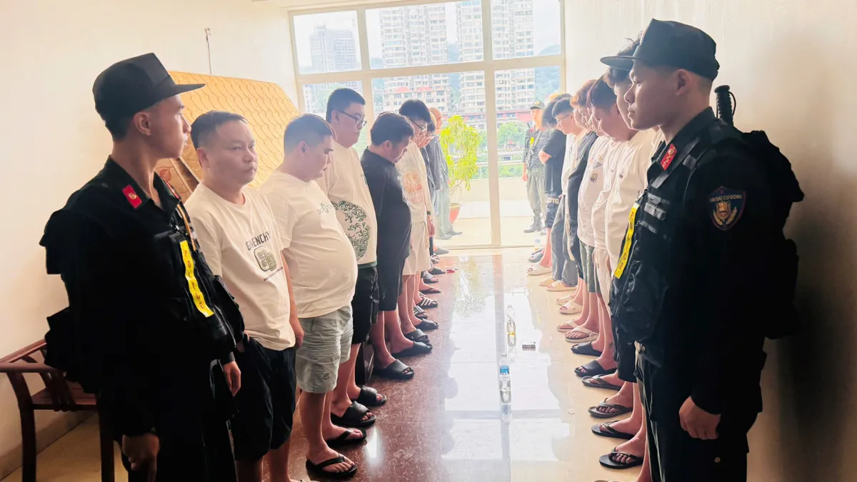 Lào Cai bắt giữ 19 người Trung Quốc lập ổ nhóm lừa đảo công nghệ cao- Ảnh 3. Lào Cai bắt giữ 19 người Trung Quốc lập ổ nhóm lừa đảo công nghệ cao- Ảnh 3.