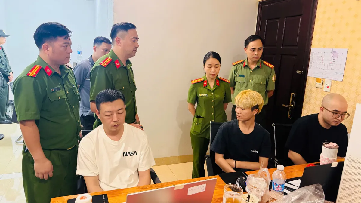 Lào Cai bắt giữ 19 người Trung Quốc lập ổ nhóm lừa đảo công nghệ cao- Ảnh 4. Lào Cai bắt giữ 19 người Trung Quốc lập ổ nhóm lừa đảo công nghệ cao- Ảnh 4.