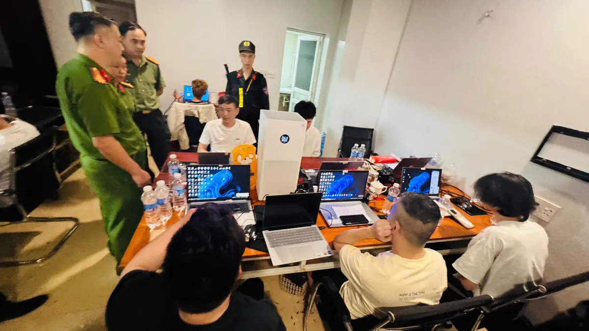 Lào Cai bắt giữ 19 người Trung Quốc lập ổ nhóm lừa đảo công nghệ cao- Ảnh 6. Lào Cai bắt giữ 19 người Trung Quốc lập ổ nhóm lừa đảo công nghệ cao- Ảnh 6.