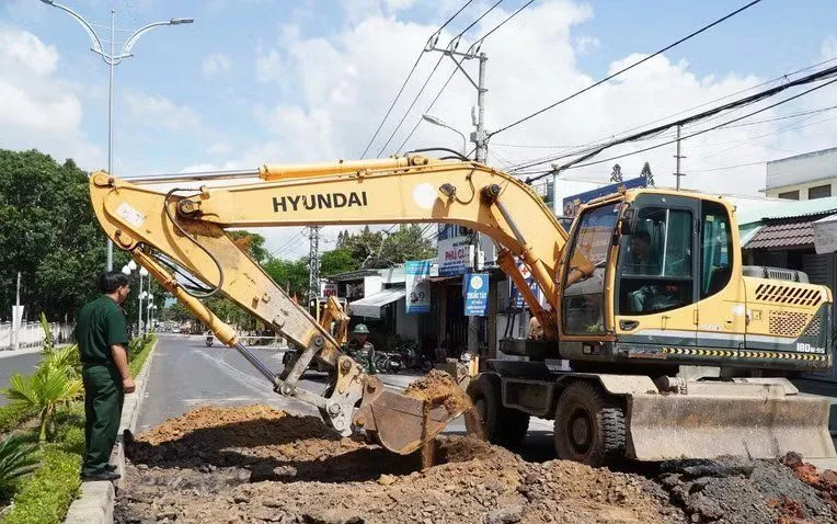 Lực lượng chức năng tiến hành đào rãnh ngang. (Ảnh: Dư Toán/TTXVN)