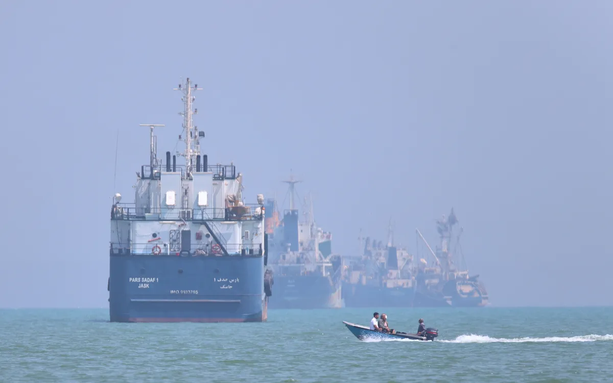 Các tàu neo đậu ở eo biển Hormuz, ngoài khơi Bandar Abbas, Iran, ngày 11/6/2026 (Ảnh: ISNA/AP)