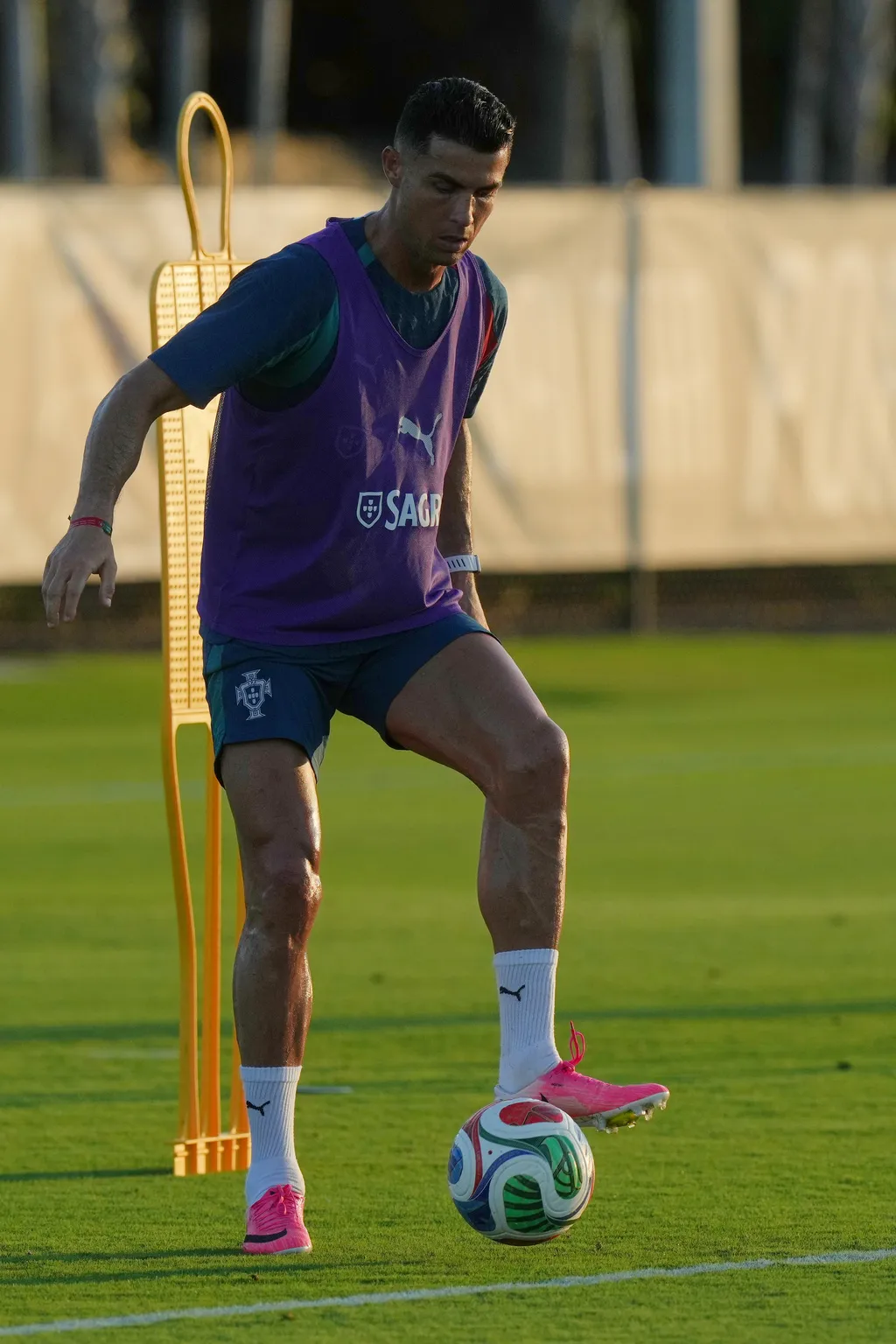 Cristiano Ronaldo khởi động trước thềm FIFA World Cup 2026™ - Ảnh 1.