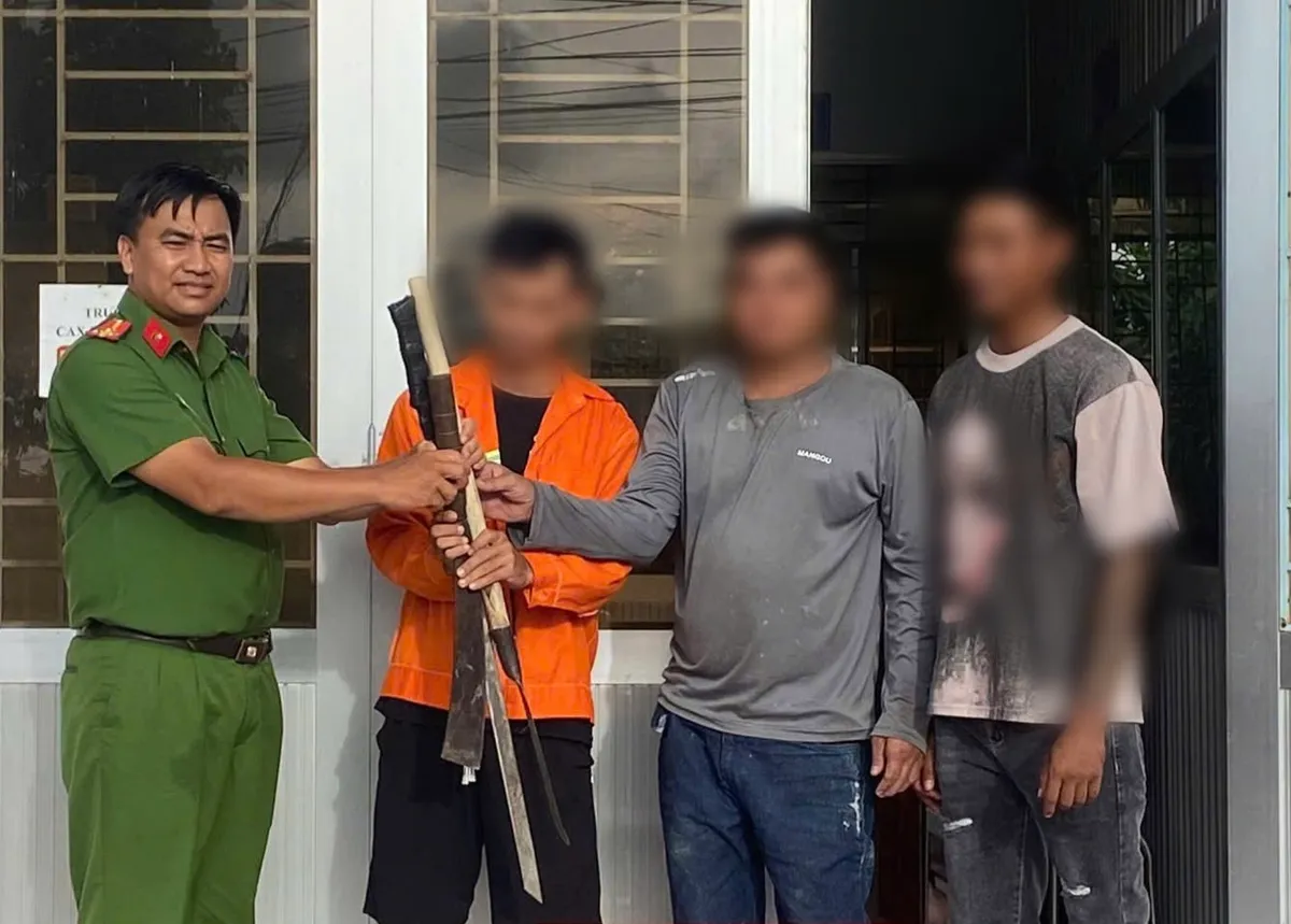 Người d&acirc;n tự gi&aacute;c giao nộp vũ kh&iacute;, hung kh&iacute; nguy hiểm cho C&ocirc;ng an cơ sở  - Ảnh 1.