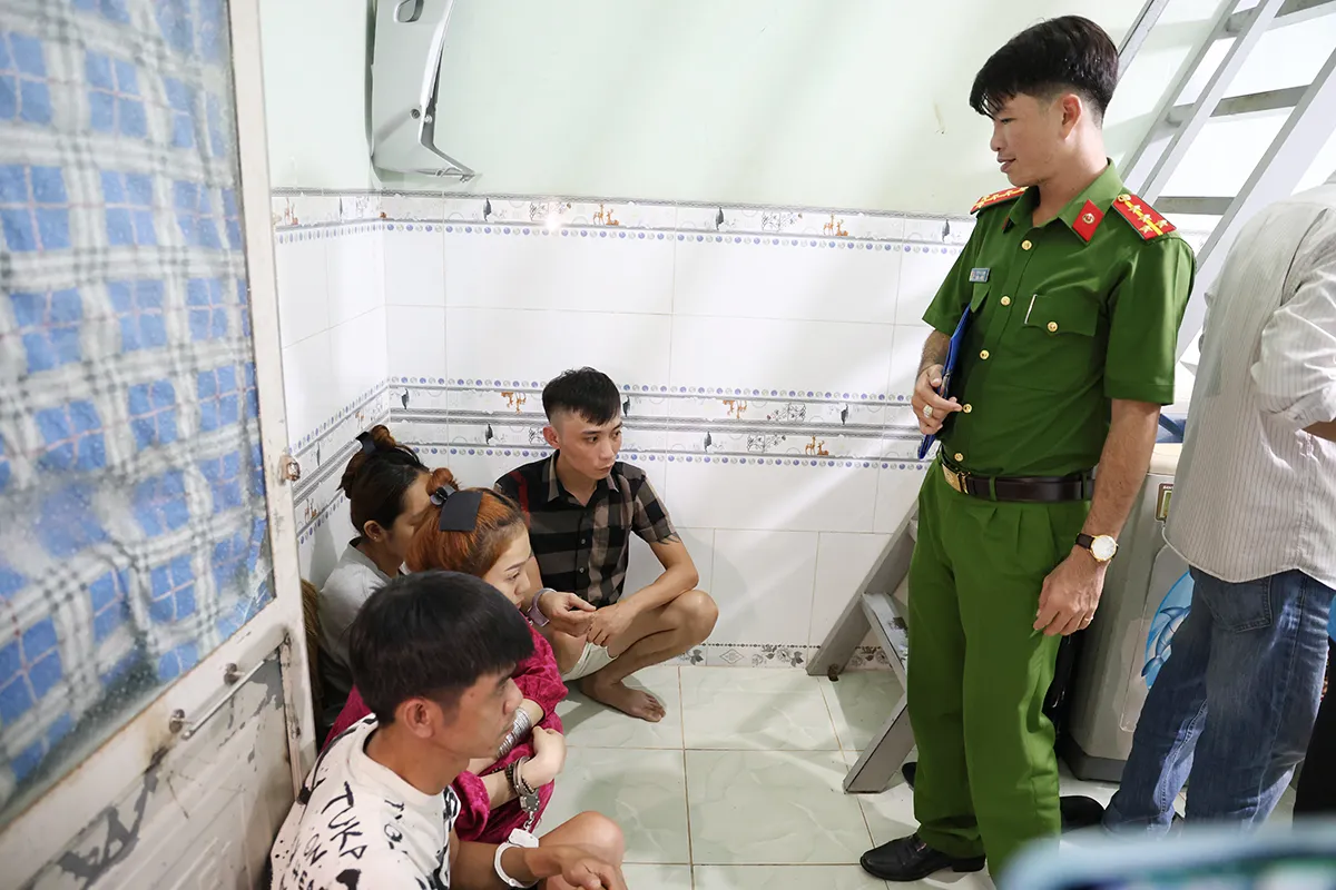 Tạm giữ 3 đối tượng liên quan đường dây mua bán, tổ chức sử dụng ma túy ở Phú Quốc- Ảnh 3. Tạm giữ 3 đối tượng liên quan đường dây mua bán, tổ chức sử dụng ma túy ở Phú Quốc- Ảnh 3.