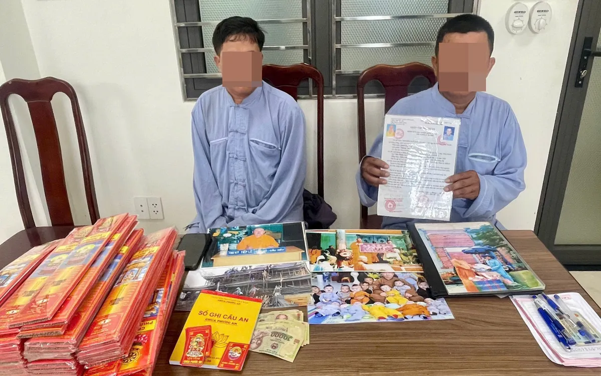 Hai cá nhân thừa nhận mặc trang phục Phật tử, giới thiệu liên quan đến nhà chùa nhằm dễ dàng bán nhang và vận động đóng góp. Ảnh: Công an TP Đà Nẵng