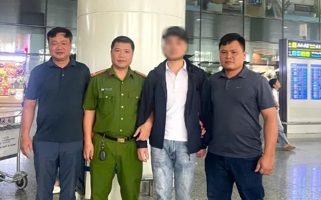Công an xã Bình Yên tiếp nhận đối tượng truy nã tại cửa khẩu cảng hàng không quốc tế Nội Bài.