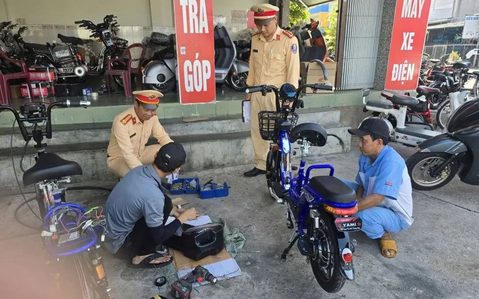 Đắk Lắk siết chặt quản lý xe điện độ chế liên quan học sinh. Ảnh: Cục CSGT
