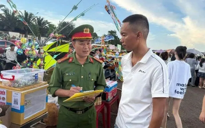 Lực lượng Công an phường Ea Kao nhắc nhở tuyên truyền các hộ kinh doanh tự phát tại khu vực hồ Ea Kao. Ảnh: BT
