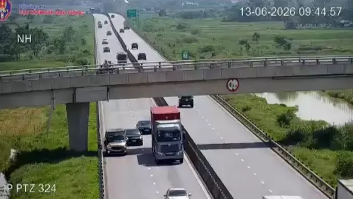 Dừng xe tr&ecirc;n cao tốc cho h&agrave;nh kh&aacute;ch xuống vệ sinh, t&agrave;i xế bị phạt v&agrave; trừ điểm GPLX- Ảnh 1.