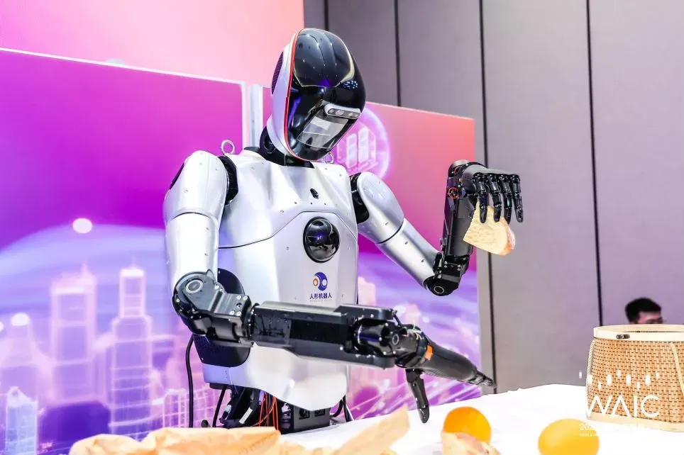 Robot hình người bùng nổ tại Trung Quốc, dần thay thế con người trong nhiều lĩnh vực- Ảnh 1. Robot hình người bùng nổ tại Trung Quốc, dần thay thế con người trong nhiều lĩnh vực- Ảnh 1.