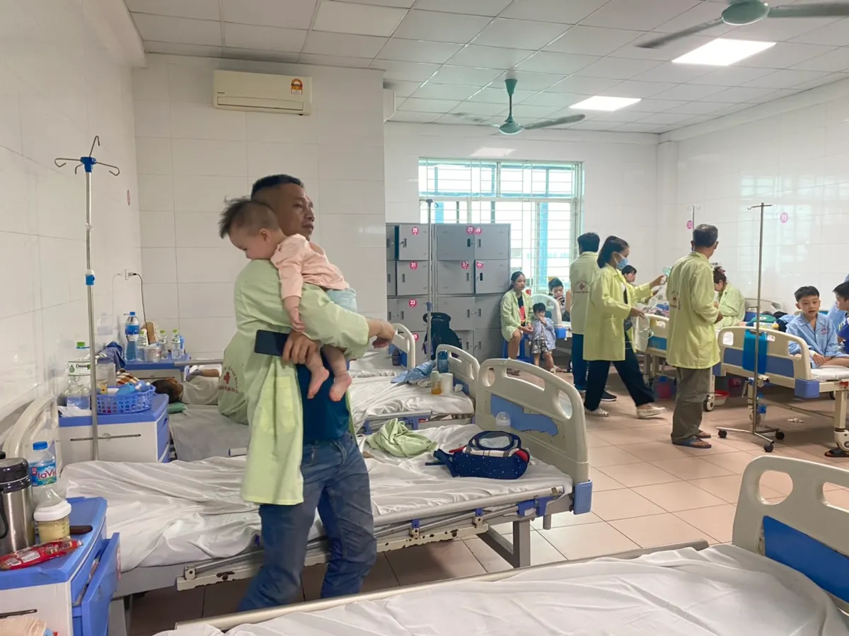 RSV tấn c&ocirc;ng trẻ nhỏ, số ca nhập viện tăng mạnh: Cha mẹ đừng chủ quan với những dấu hiệu ban đầu- Ảnh 1.