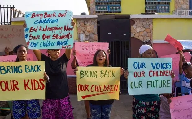 Người biểu tình kêu gọi trả tự do cho học sinh và giáo viên bị bắt cóc tại bang Oyo, Nigeria. (Ảnh: EPA)
