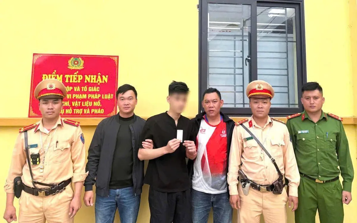 Lực lượng chức năng phát hiện lái xe dương tính với ma túy. (ảnh: Công an Tuyên Quang)