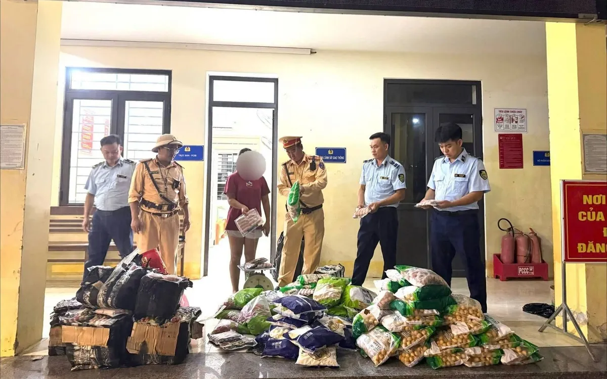 CSGT Tuyên Quang phát hiện hơn 400kg thực phẩm không rõ nguồn gốc. Ảnh: CSGT