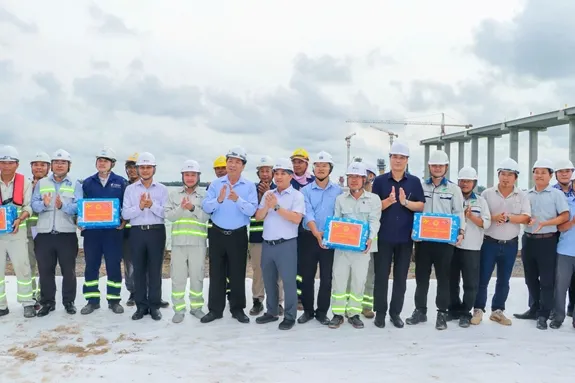 Cầu Đại Ng&atilde;i 1 nỗ lực vượt tiến độ, phấn đấu th&ocirc;ng tuyến trong năm 2027- Ảnh 4.