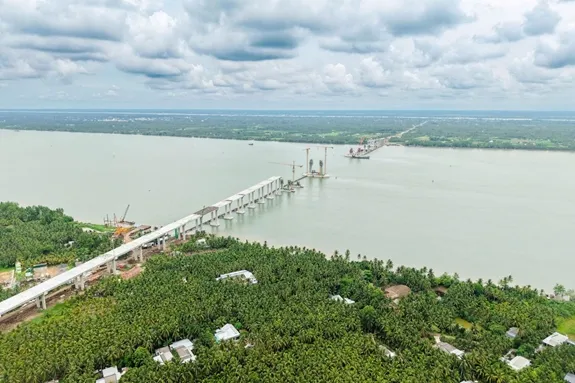 Cầu Đại Ng&atilde;i 1 nỗ lực vượt tiến độ, phấn đấu th&ocirc;ng tuyến trong năm 2027- Ảnh 2.