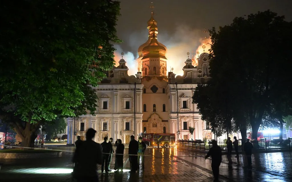 Phần mái của Nhà thờ Dormition thuộc Tu viện Kiev Pechersk Lavra, bốc cháy vào rạng sáng ngày 15/6/2026. (Ảnh: AP)