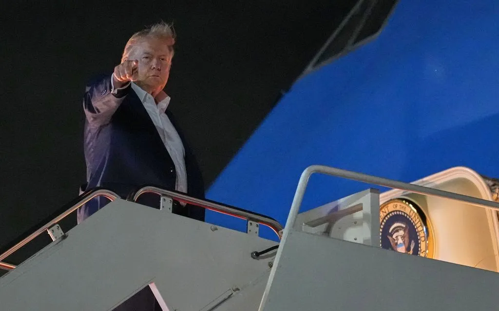 Tổng thống Donald Trump chuẩn bị lên chuyên cơ Không lực Một, từ Căn cứ Liên hợp Andrews, Maryland, ngày 15/6/2026. (Ảnh: AP)