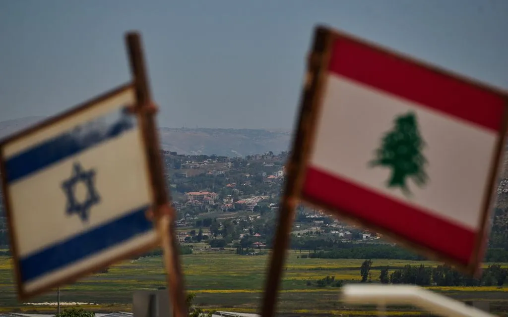 Cờ Israel và cờ Lebanon được nhìn thấy ở một khu vực gần biên giới Israel - Lebanon, ngày 15/6/2026 (Ảnh: AP)
