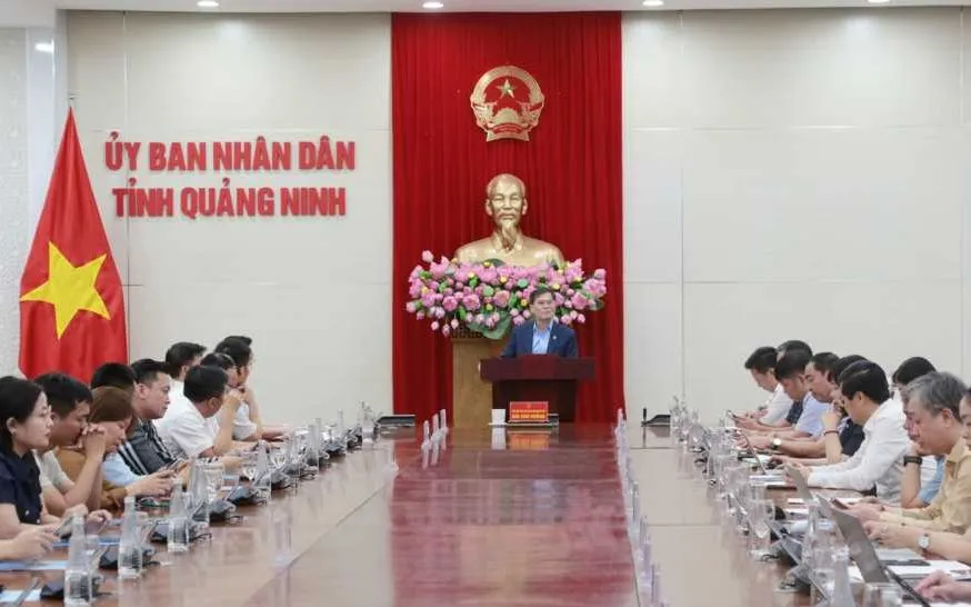 Ông Bùi Văn Khắng, Chủ tịch UBND tỉnh, phát biểu tại buổi gặp mặt.