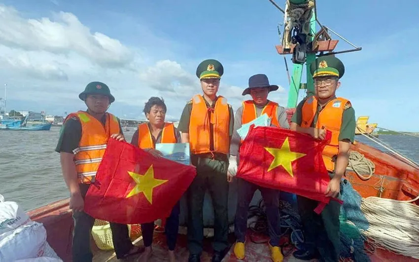 Đồn Biên phòng Bình Châu: Tuyên truyền pháp luật, hỗ trợ ngư dân bám biển- Ảnh 1. Đồn Biên phòng Bình Châu: Tuyên truyền pháp luật, hỗ trợ ngư dân bám biển- Ảnh 1.
