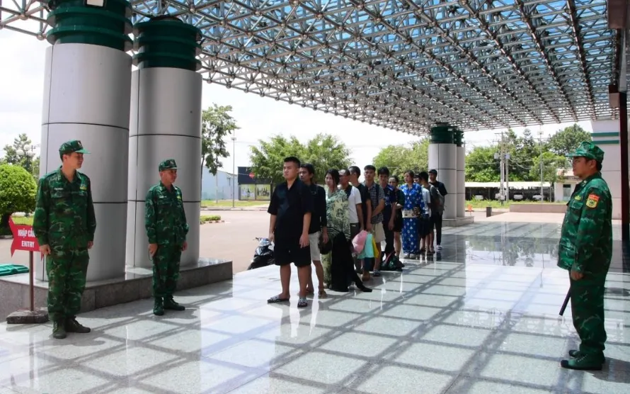 Tiếp nhận 12 công dân Việt Nam do Campuchia trao trả - Ảnh 1.