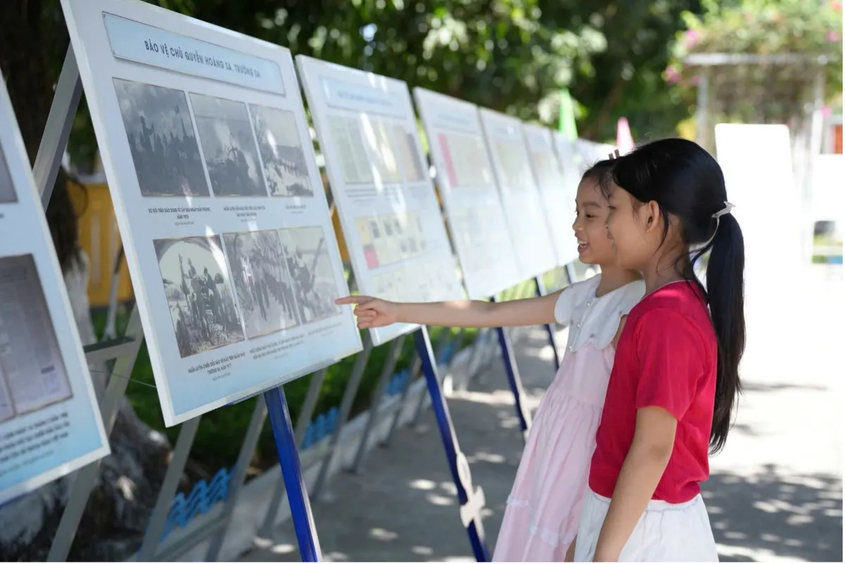 Khai mạc triển lãm "Hoàng Sa, Trường Sa - Biển, đảo thiêng liêng" tại Đà Nẵng - Ảnh 5.