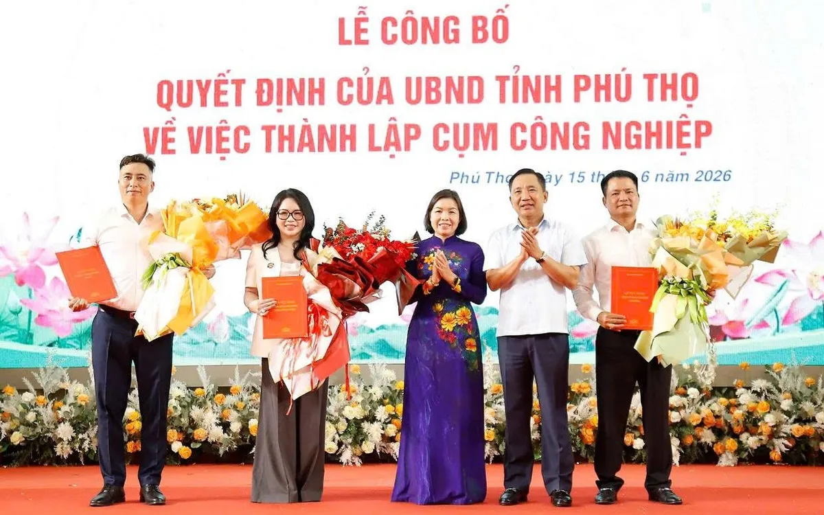 Phó Chủ tịch UBND tỉnh Phú Thọ Phùng Thị Kim Nga và Giám đốc Sở Công Thương Trần Quang Tuấn trao quyết định và tặng hoa chúc mừng chủ đầu tư các CCN: Đầm Đuống, Yên Phương, Sơn Lôi. Ảnh: Huyền Trang 