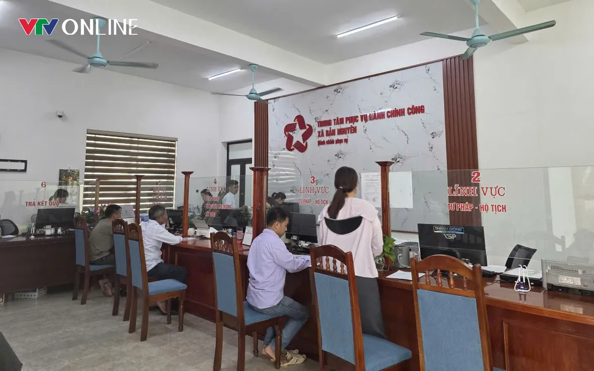 Trung tâm hành chính công xã Bản Nguyên đón mỗi ngày khoảng 60 - 100 lượt công dân. Ảnh: Thu Hường