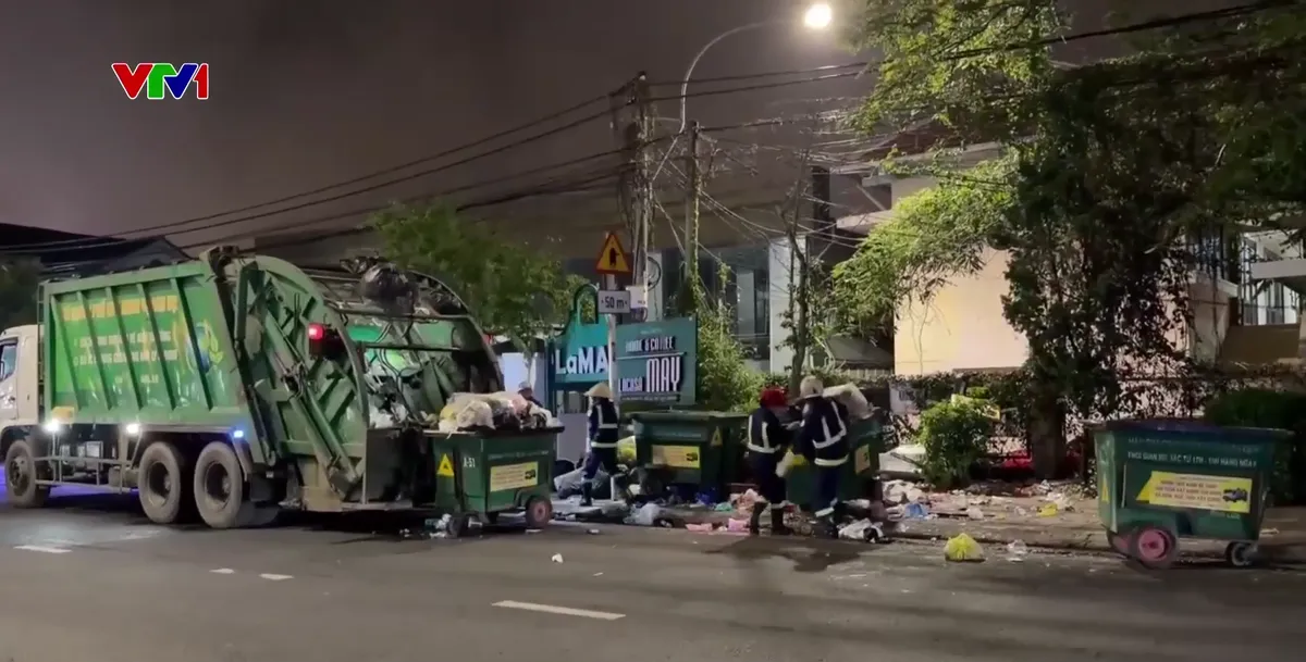 Đà Lạt khẩn trương thu gom hàng trăm tấn rác tồn đọng - Ảnh 2.