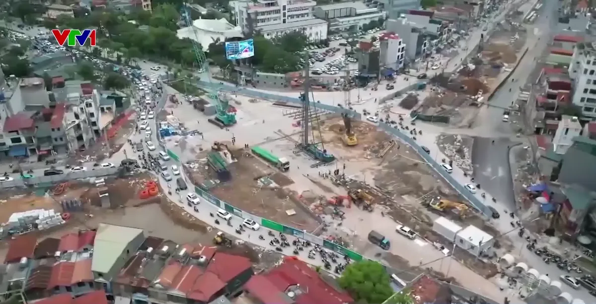 Chống &ugrave;n tắc ở những tuyến đường đang thi c&ocirc;ng tại H&agrave; Nội - Ảnh 1.