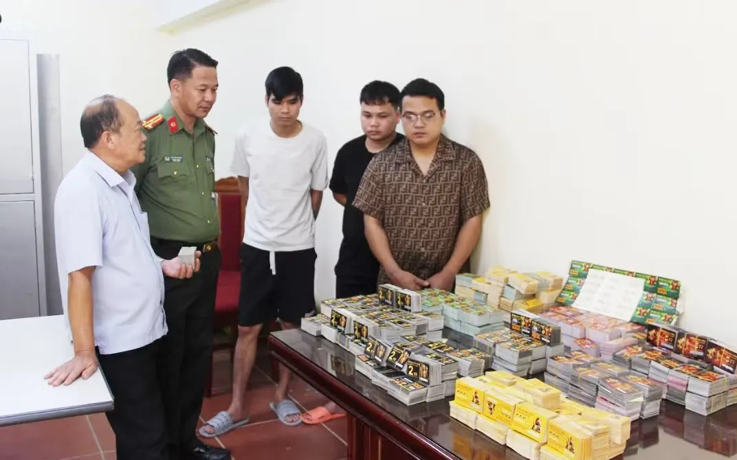 Đối tượng và tang vật tại Cơ quan điều tra.