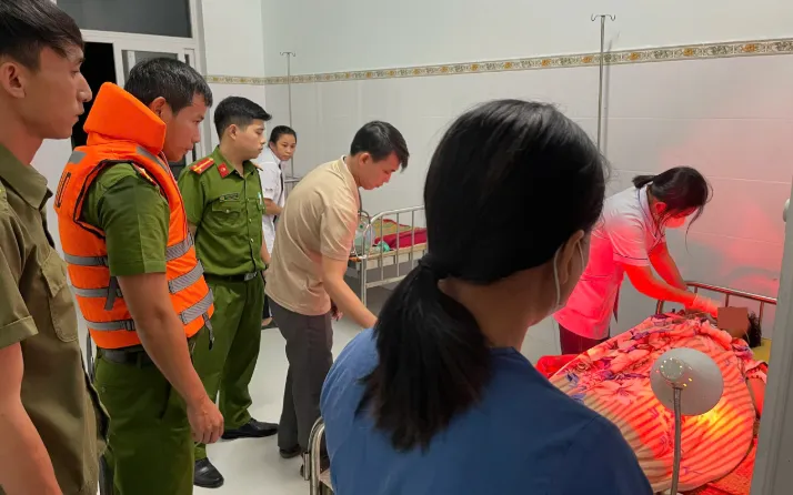 Người đàn ông được cứu sống sau khi trôi dưới nước gần cầu Bình Nam (Ảnh: Công an Đà Nẵng)