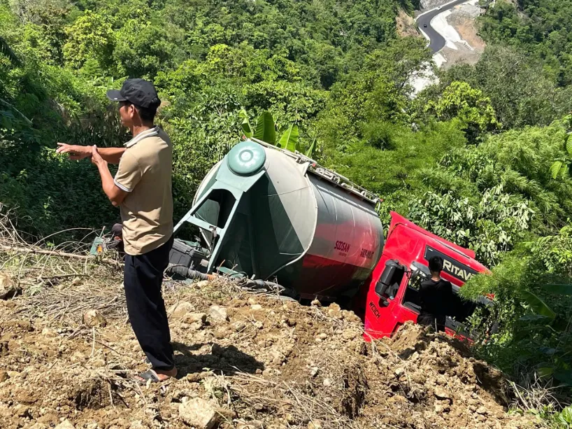 Hai vụ tai nạn liên tiếp trên đèo và cao tốc ở Lâm Đồng - Ảnh 1.