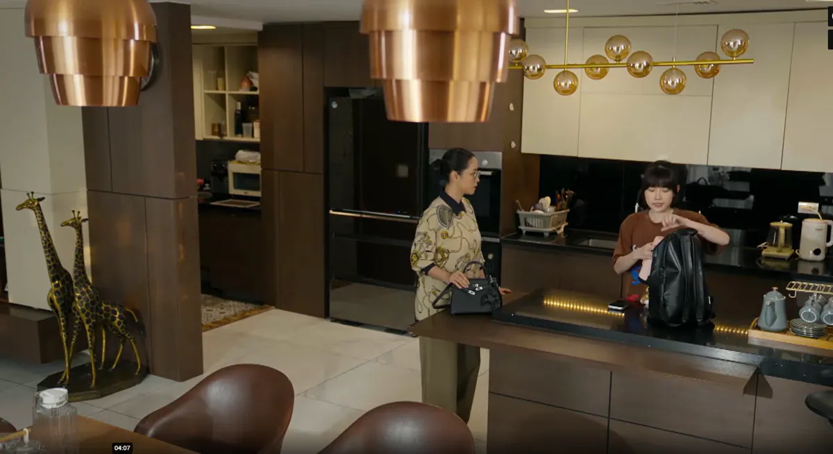 Phía bên kia thành phố - Tập 12: Bà Xuân hiểu lầm Tuyết Lan là bạn gái Khuê- Ảnh 2. Phía bên kia thành phố - Tập 12: Bà Xuân hiểu lầm Tuyết Lan là bạn gái Khuê- Ảnh 2.