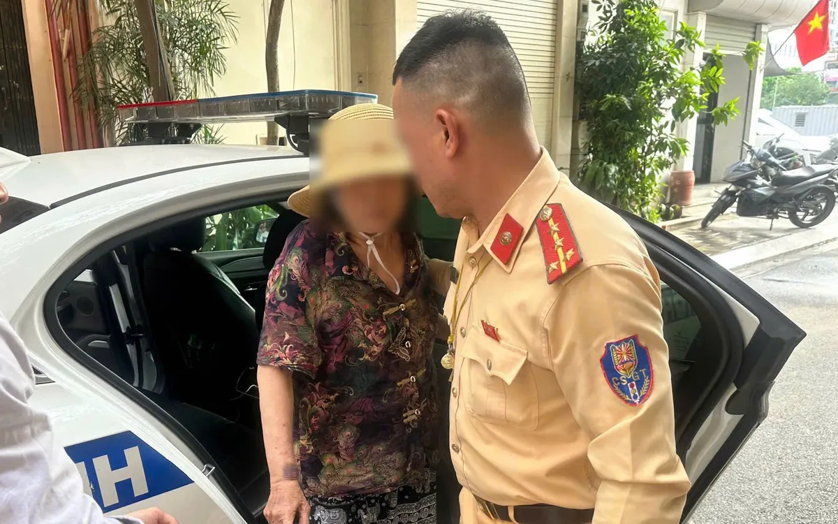 Tổ công tác hỗ trợ đưa cụ bà đi lạc về với gia đình an toàn.