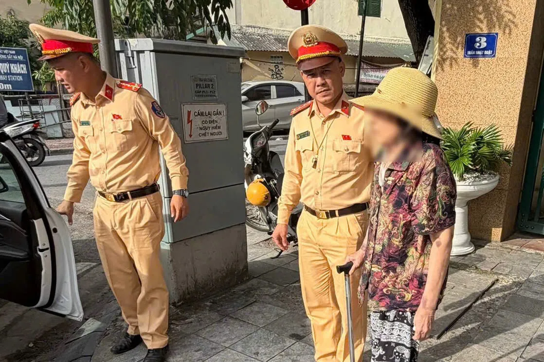 CSGT Hà Nội hỗ trợ cụ bà đi lạc về với gia đình an toàn - Ảnh 1.
