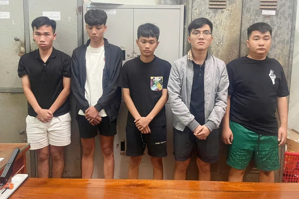 Gia Lai: Bắt 5 đối tượng d&ugrave;ng loa c&ocirc;ng suất lớn, g&acirc;y rối trật tự để đ&ograve;i nợ tại l&agrave;ng ch&agrave;i Hải Minh- Ảnh 1.
