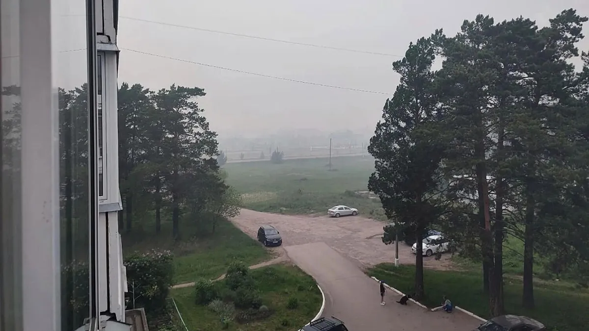 Khói cháy rừng dày đặc bao trùm các thị trấn Siberia (Nga)- Ảnh 1. Khói cháy rừng dày đặc bao trùm các thị trấn Siberia (Nga)- Ảnh 1.