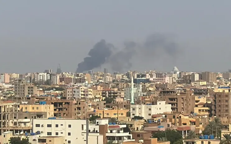 Khói bốc lên trên bầu trời Khartoum, Sudan trong cuộc giao tranh giữa quân đội Sudan và RSF, ngày 26/9/2024 (Ảnh AP)