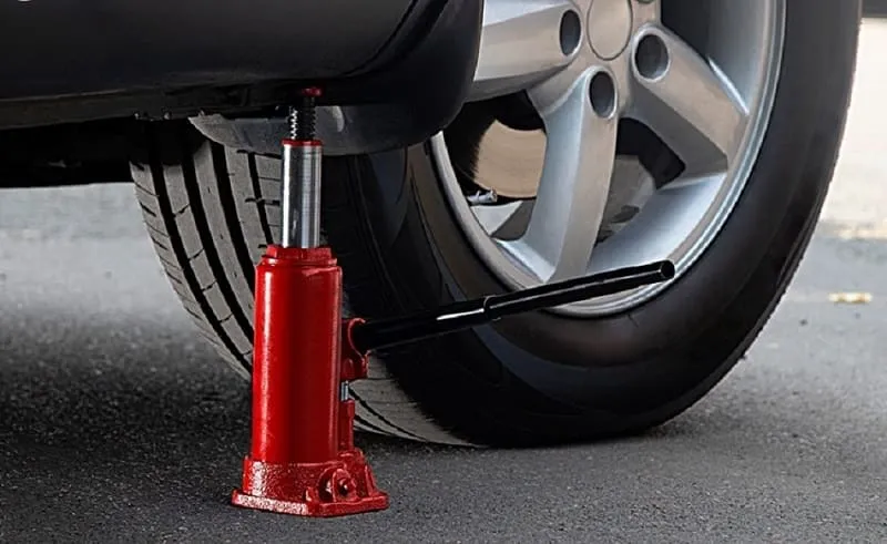 Cẩn trọng khi dùng kích nâng ô tô: Sai một thao tác có thể trả giá đắt- Ảnh 1. Cẩn trọng khi dùng kích nâng ô tô: Sai một thao tác có thể trả giá đắt- Ảnh 1.