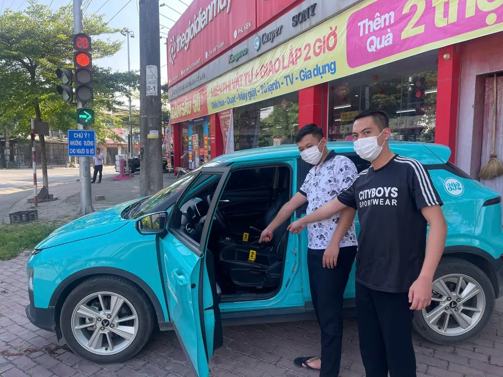 Khởi tố hai thanh ni&ecirc;n tổ chức sử dụng ma t&uacute;y tr&ecirc;n taxi đang lưu th&ocirc;ng- Ảnh 1.