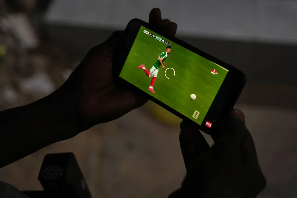 Hình ảnh người hâm mộ bóng đá trên toàn thế giới theo dõi FIFA World Cup 2026™ - Ảnh 6.