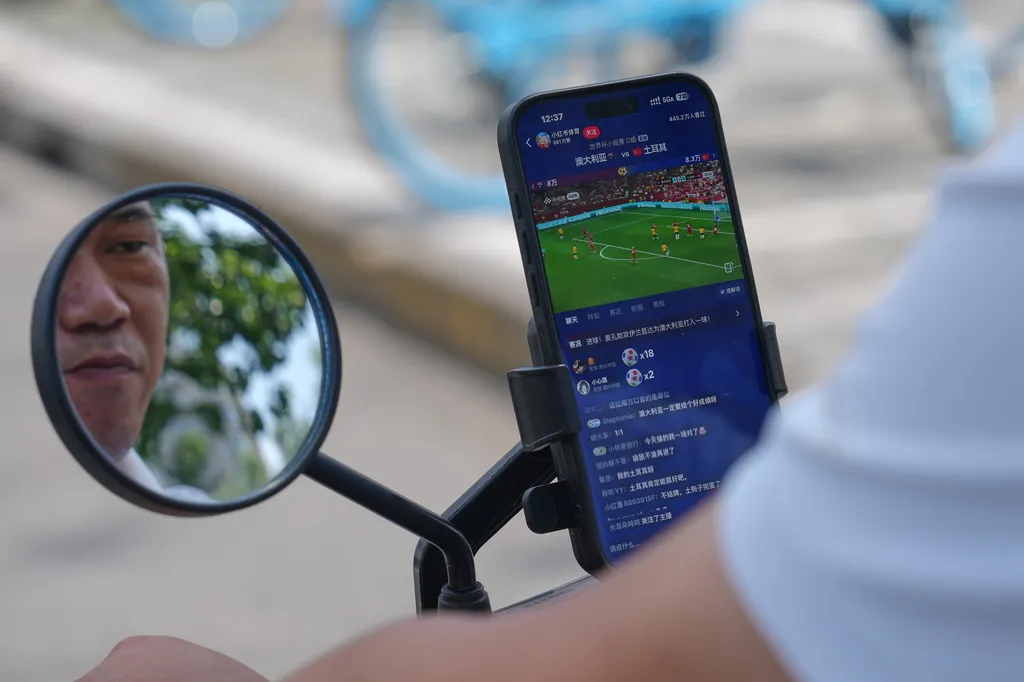 Hình ảnh người hâm mộ bóng đá trên toàn thế giới theo dõi FIFA World Cup 2026™ - Ảnh 5.
