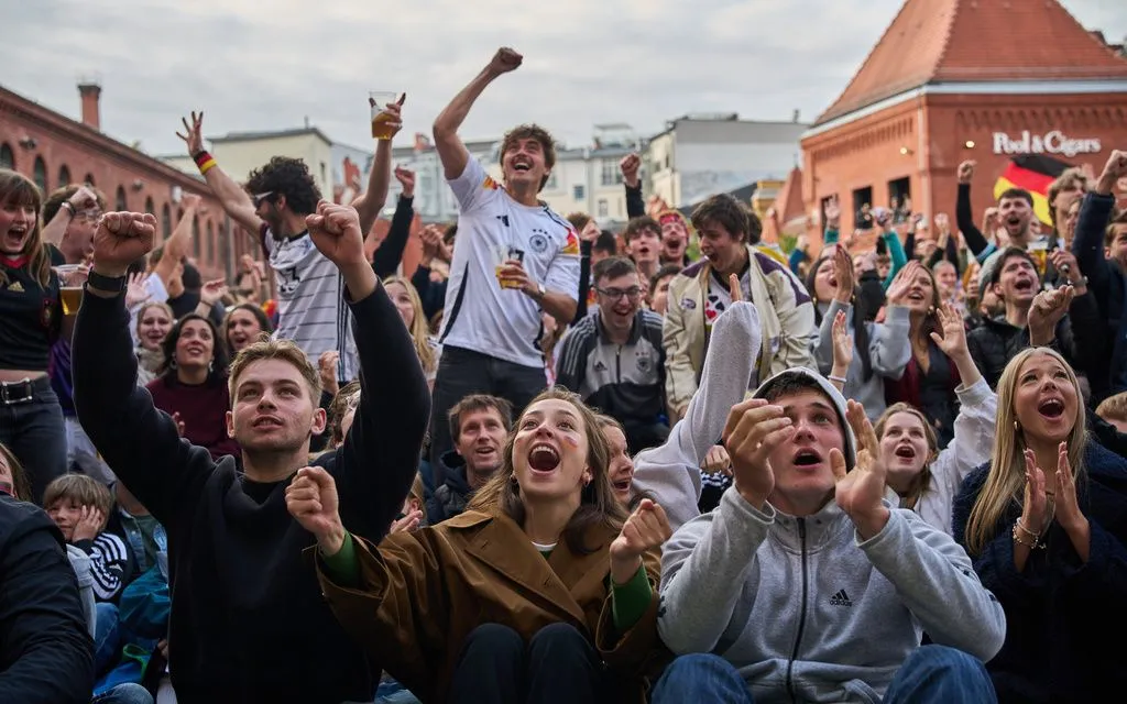 Người hâm mộ theo dõi trận đấu bóng đá World Cup giữa Đức và Curacao tại sân trong của nhà máy bia Kulturbrauerei ở Berlin, Đức, ngày 14 tháng 6. (Ảnh: AP/Ebrahim Noroozi)