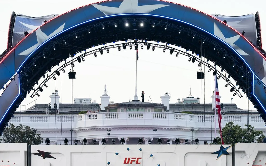 Nhân viên an ninh Nhà Trắng theo dõi khu vực tổ chức sự kiện UFC tại Washington ngày 13/6. (Ảnh: AP)