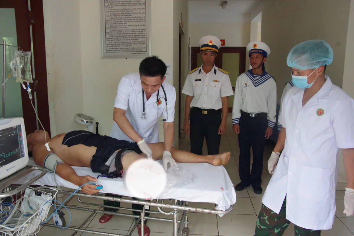 Đặc khu Trường Sa cấp cứu ngư dân bị đứt lìa cẳng chân- Ảnh 2. Đặc khu Trường Sa cấp cứu ngư dân bị đứt lìa cẳng chân- Ảnh 2.